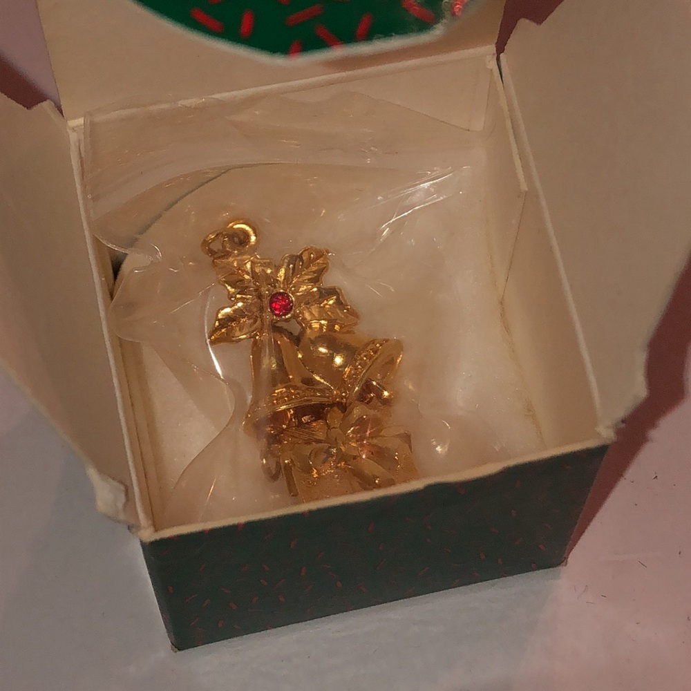 Avon Vintage Tender Moments Gold Tone Charm Present & Christmas Bells - Picture 7 of 7